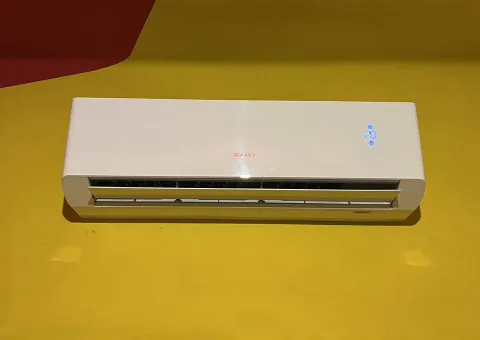 Krémszínű Gree Amber Royal beltéri egység sárga falon
